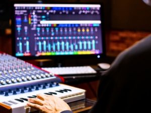muzik-produksiyon-kursu-online-baslangic-seviye-muzik-egitimi-musichool-pazaryeri